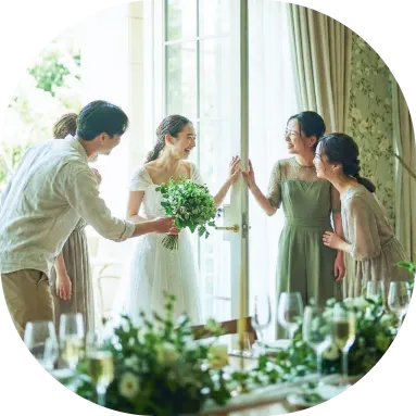 ゲストと同じテーブルで会話を楽しむ新郎新婦