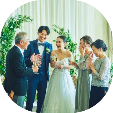 ゲストと近くで笑い合う新郎新婦