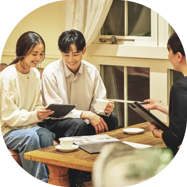 プランナーとタブレットで打ち合わせをする新郎新婦